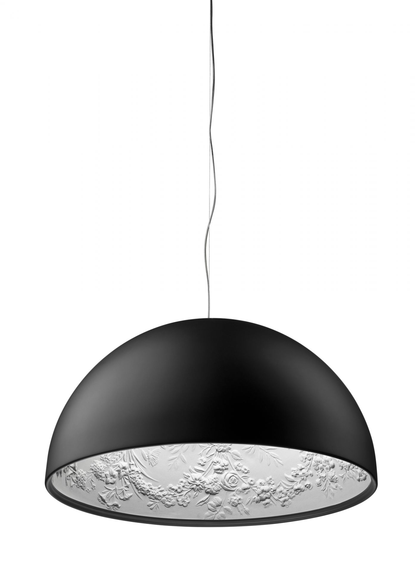 Schwarze Skygarden Pendelleuchte von Flos mit floralem Reliefmuster an der Innenseite. Design Lampe.